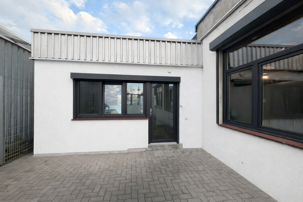 Frontansicht der Gewerbeeinheit-zentraler Eingangsbereich