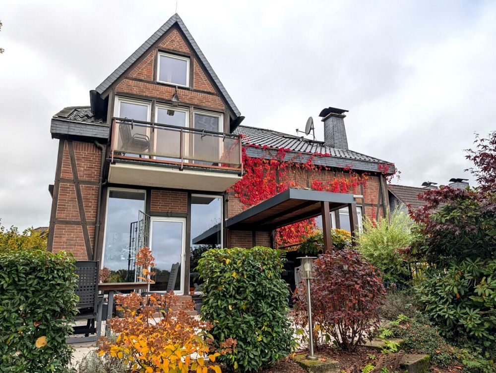 Beeindruckendes Landhaus mit Einliegerwohnung, Doppelgarage und tollem Ausblick auf Wipperfürth