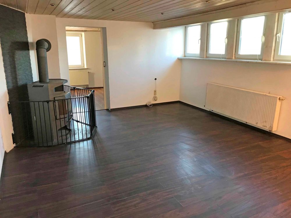 Große Dachgeschosswohnung mit Gartenanteil