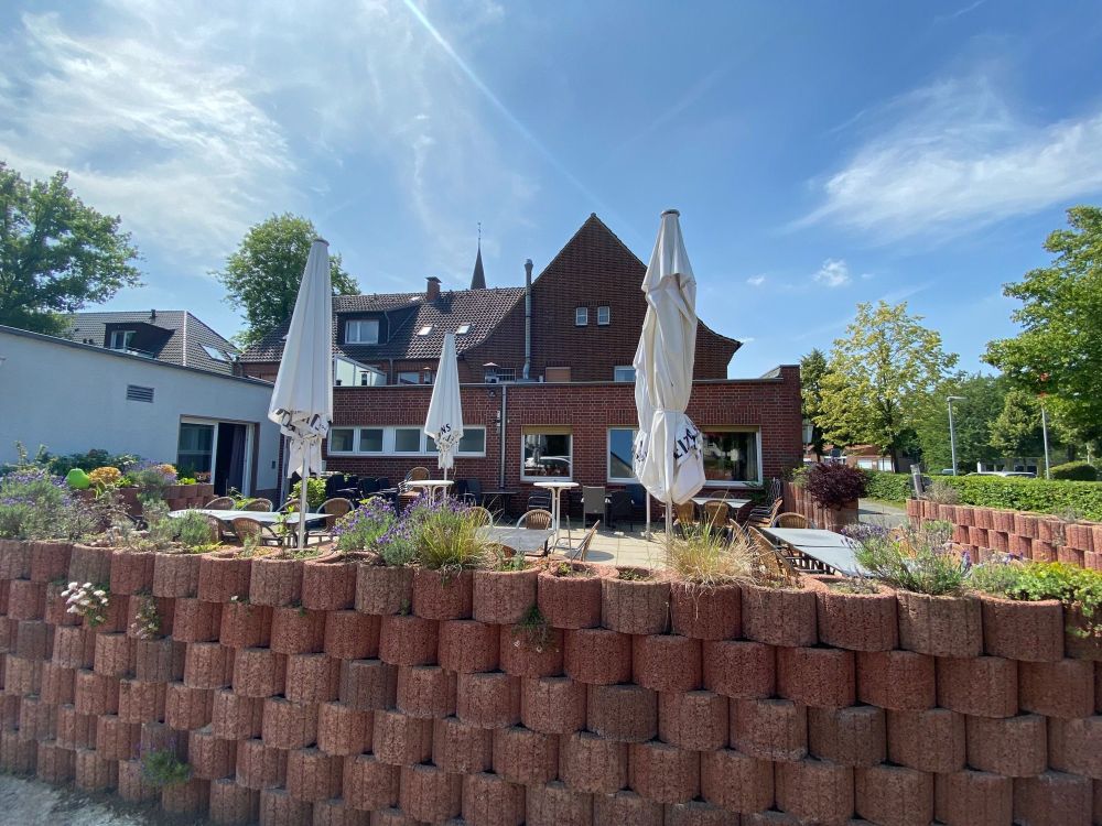 Rückansicht mit Terrasse