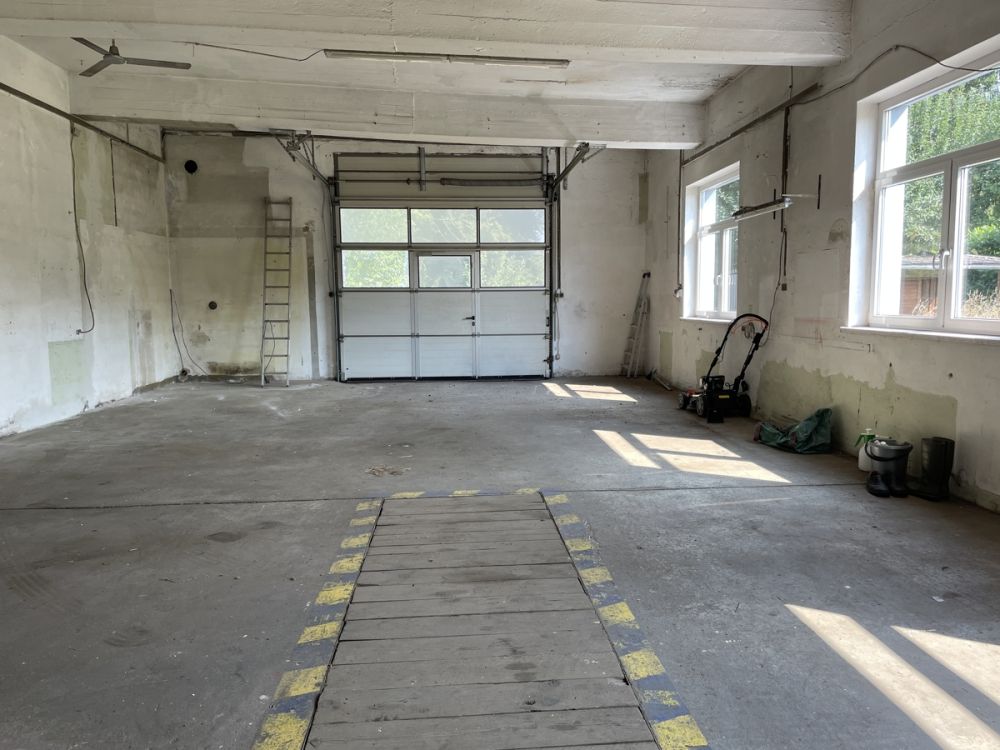 Ruhig gelegenes Baugrundstück mit Halle und riesigen Gartengrundstück!