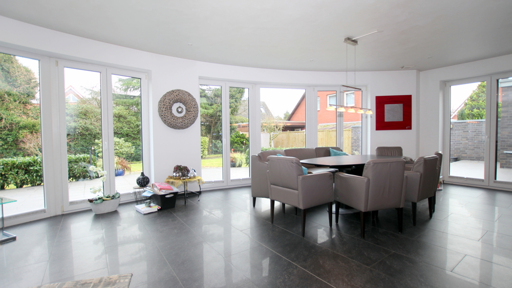 Essen mit Blick in den Garten