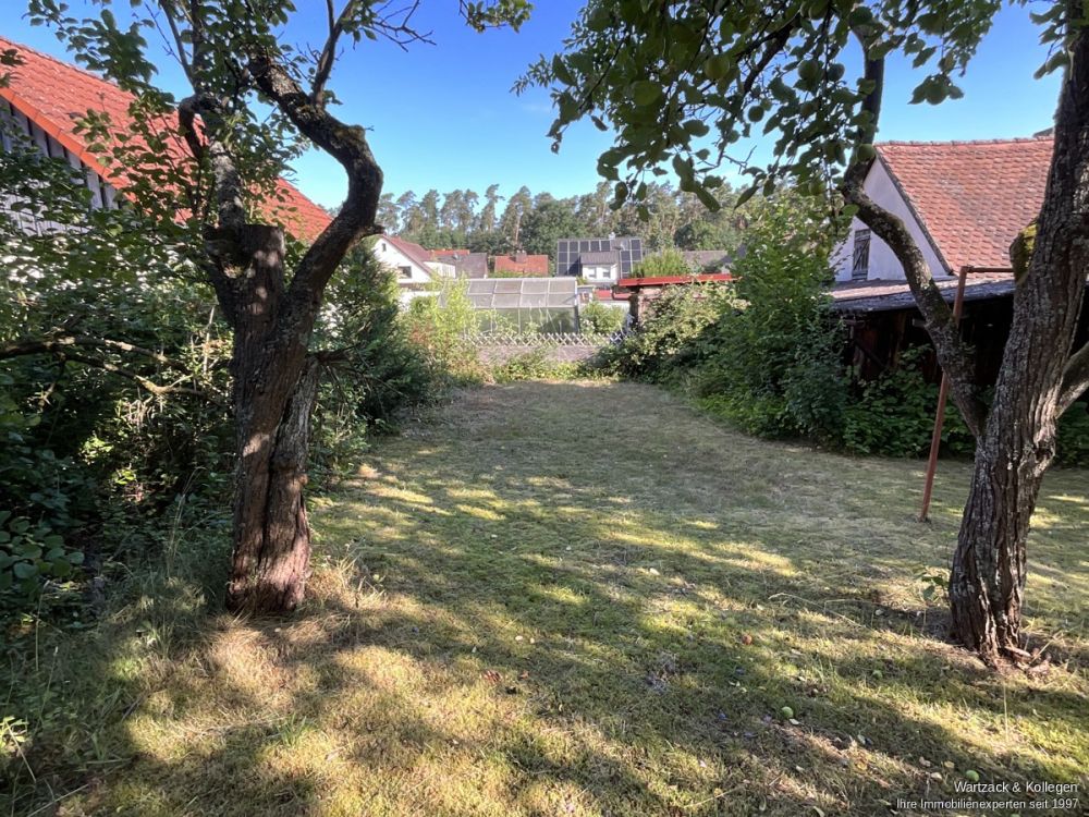 Kleines Einfamilienhaus zur Sanierung oder Abriss
mit wunderschönem Grundstück in Schwabach