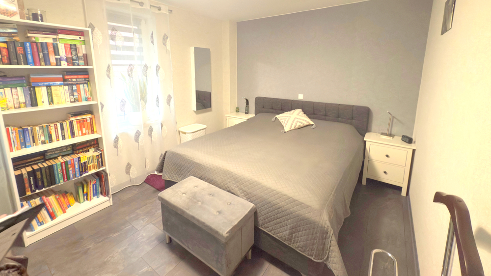 Charmante, modernisierte 2-Zimmer-Wohnung im I. Obergeschoss mit Balkon und Tiefgaragenstellplatz