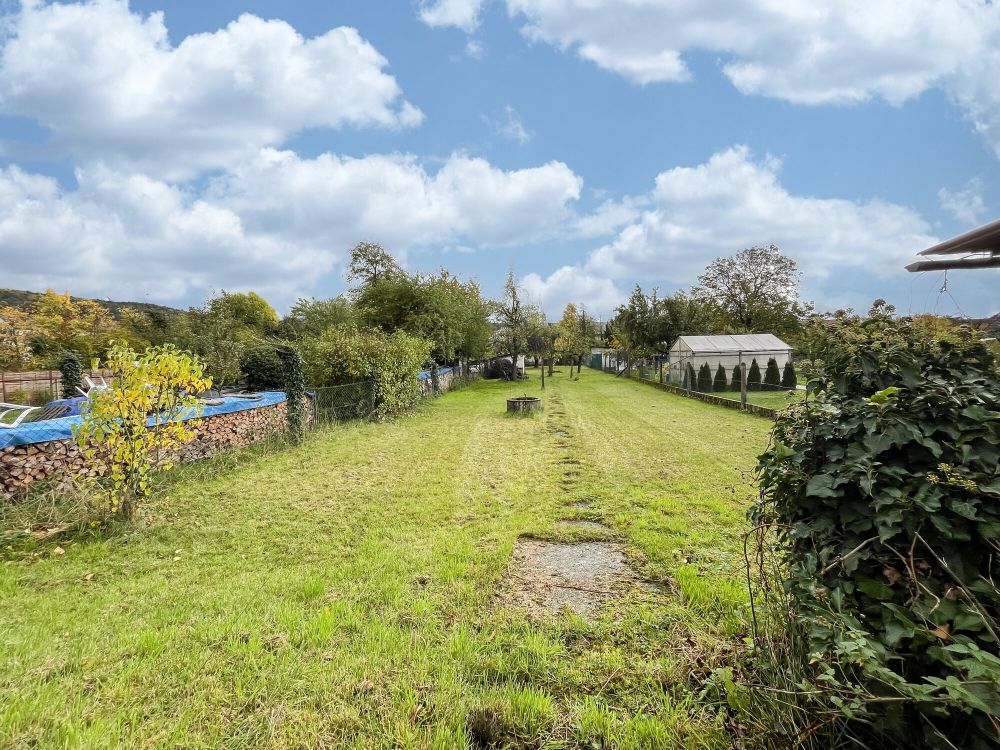 Charmantes Mehrfamilienhaus auf traumhaften Gartengrundstück (Sanierungsobjekt)