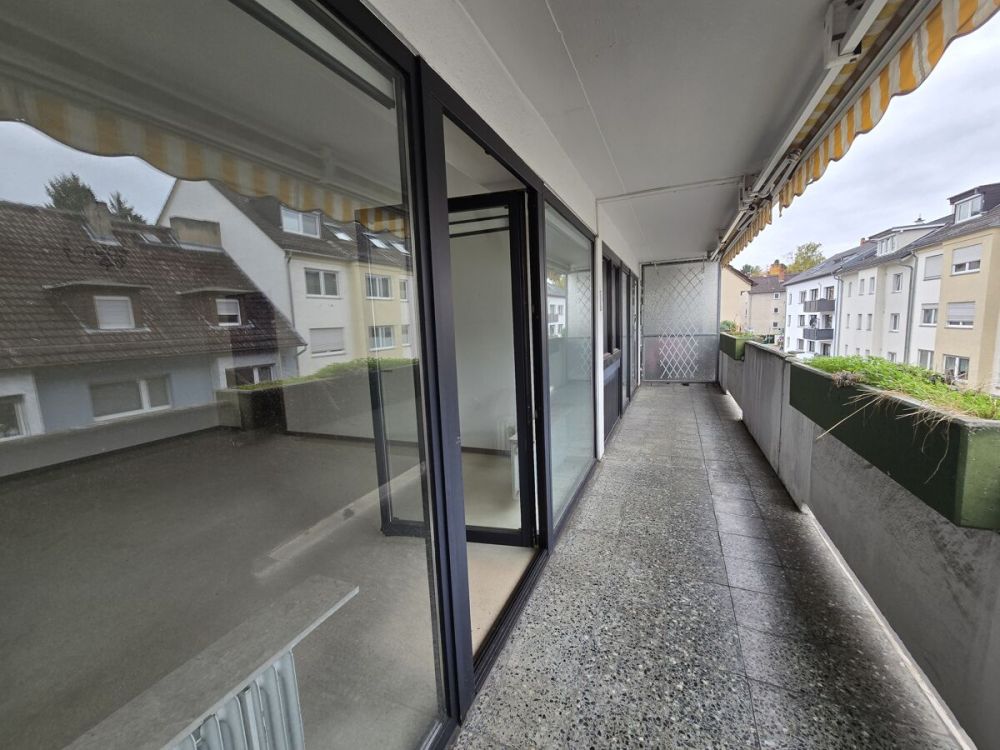 Aktuell in Renovierung - Gut geschnittene 2-Zi. Wohnung mit Balkon!
