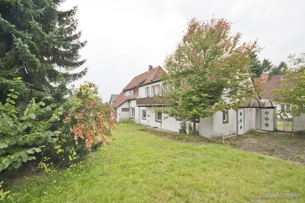 Sanierungsbedürftiges 1-2-Familienhaus auf großem Grundstück in Aschenstedt