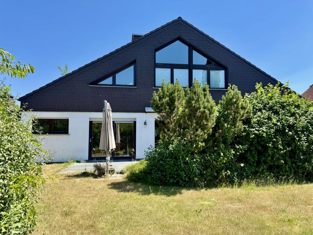 Freistehendes Einfamilienhaus in Traumlage
- Offen, großzügig und umgeben von Grün -