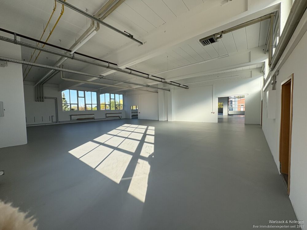 2 vollständig neu renovierte Produktionshallen 
mit separater Bürofläche