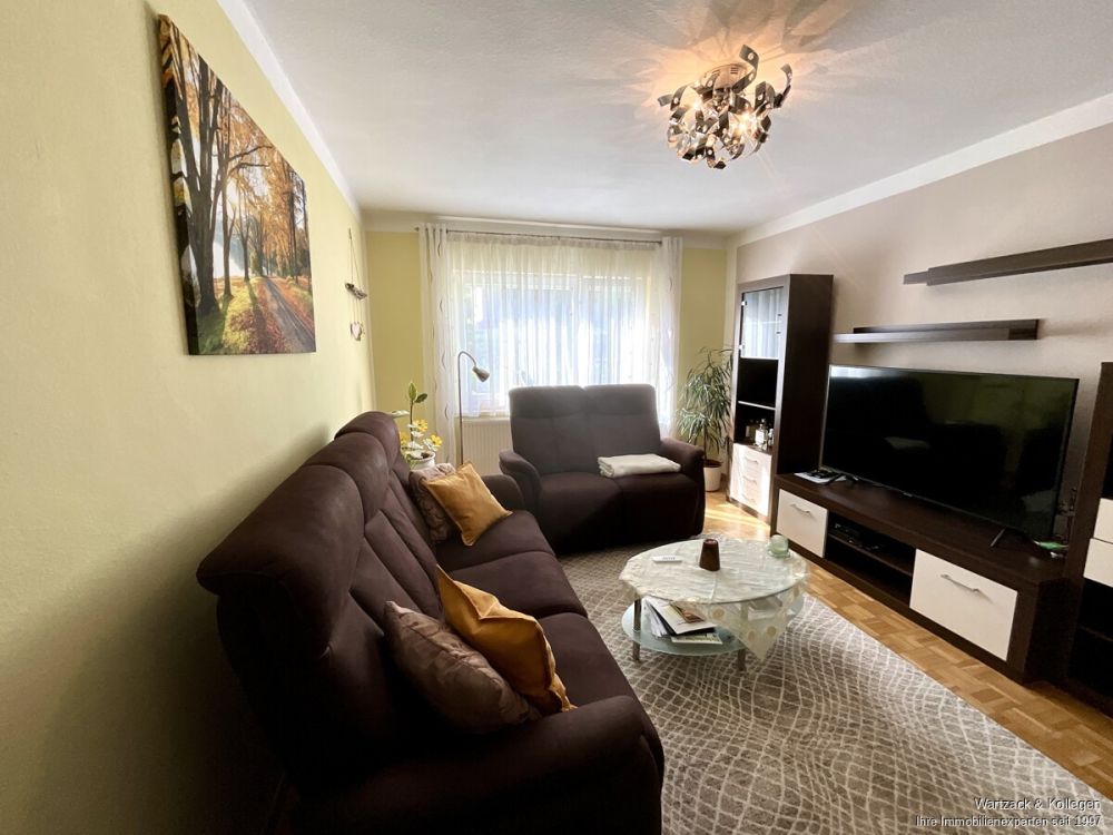 Komplett frei! 
Zweifamilienhaus mit zusätzlicher Einliegerwohnung im DG 
in Büchenbach