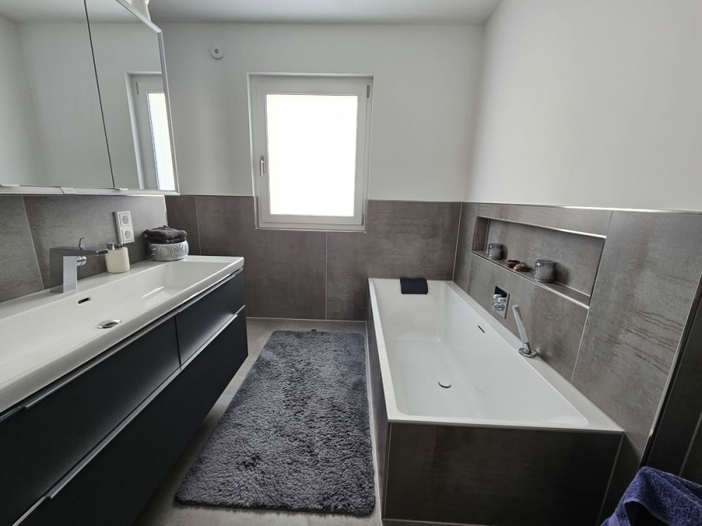 Ersparen Sie sich den Baustress! Neuwertiges modernes Zweifamilienhaus im Neubaugebiet in Waldthurn