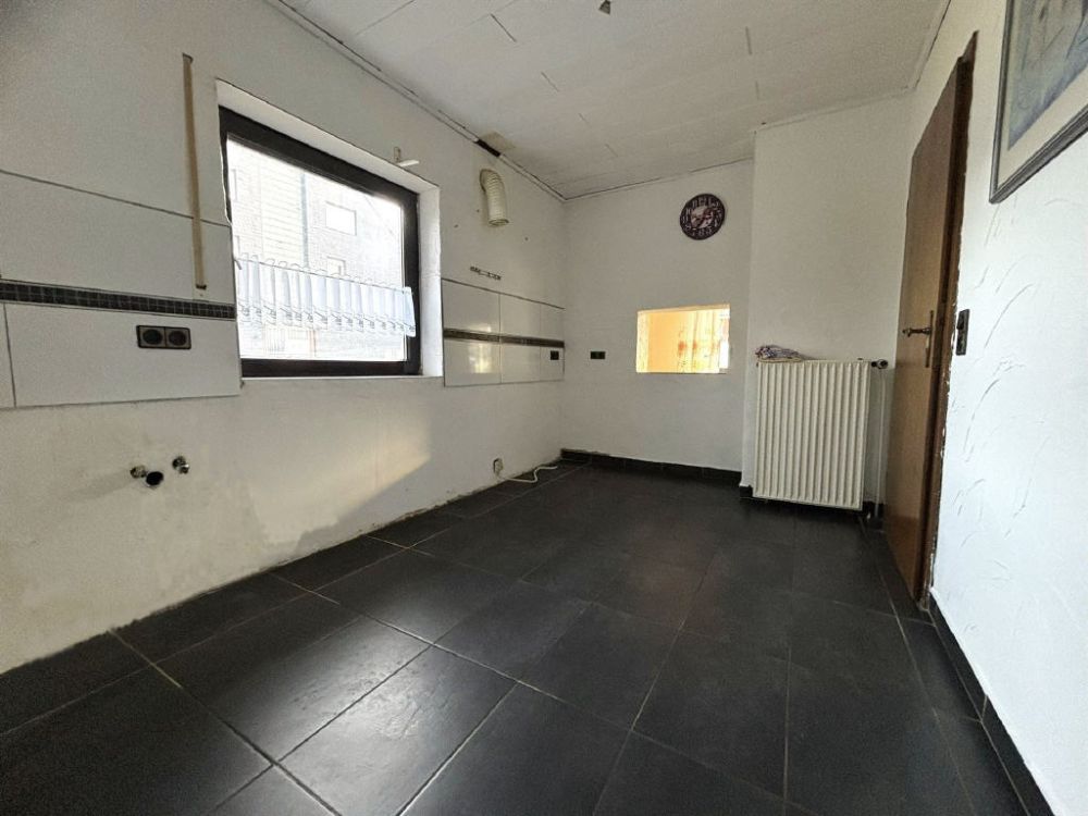 Küche mit Durchreiche