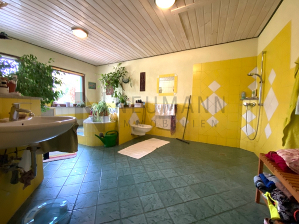 Mehrfamilienhaus mit Gewerbeeinheit (teilvermietet) und großem Garten