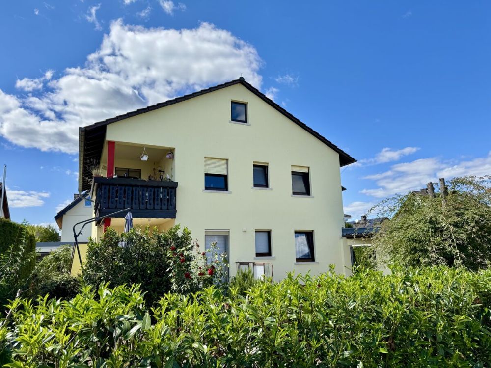 Ein- bis Zweifamilienhaus in idyllischer Ortslage
- großer Garten, 3 Garagen -