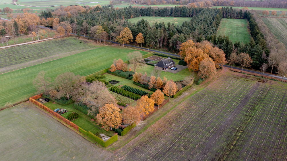 Großzügiges EFH mit Modernisierungsbedarf u. Garage auf großem Grundstück in Alleinlage von Edewecht