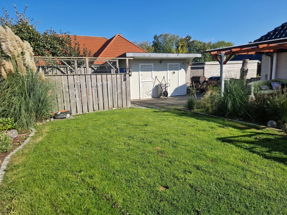 Gartenhaus und pflegeleichter Garten