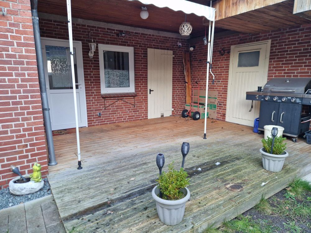 Teilüberdachte Holzterrasse...hier können Sie verweilen.