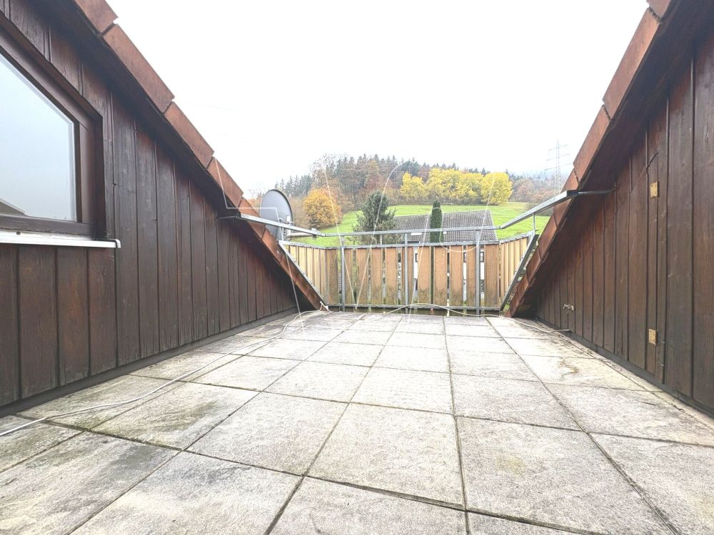 Gepflegte 3-Zimmer-Dachgeschosswohnung mit Stellplatz und Südbalkon