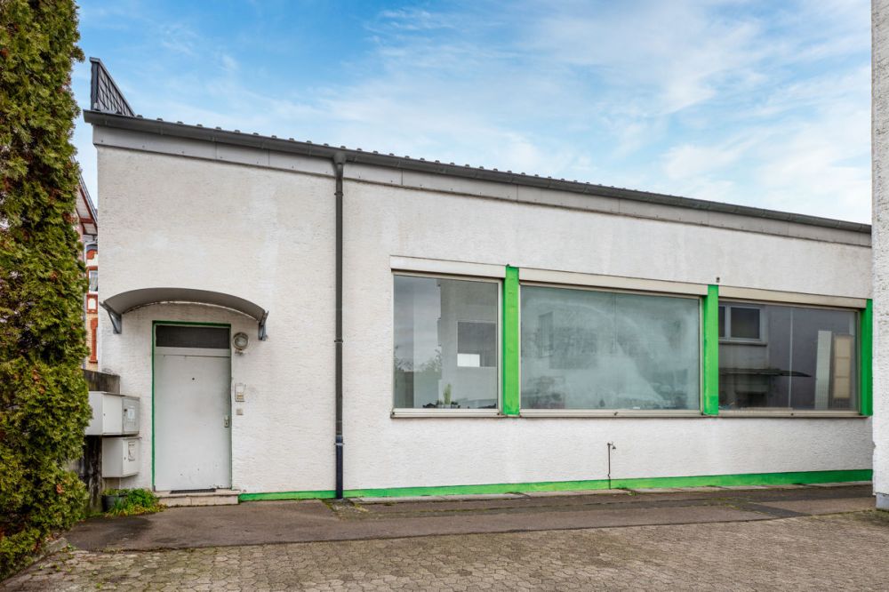 Vielseitiges Gewerbeobjekt mit zwei Ladeneinheiten, großzügiger Nutzfläche und PKW-Stellplätzen