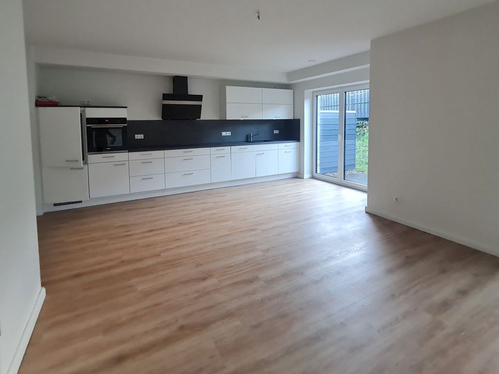 lichtdurchflutete, offene Küche mit Platz für einen Esstisch ( Beispielbild )