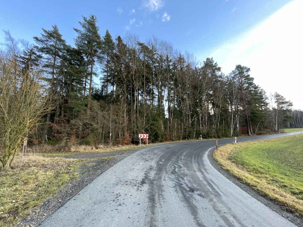 Straße zum Wald mit Einfahrt