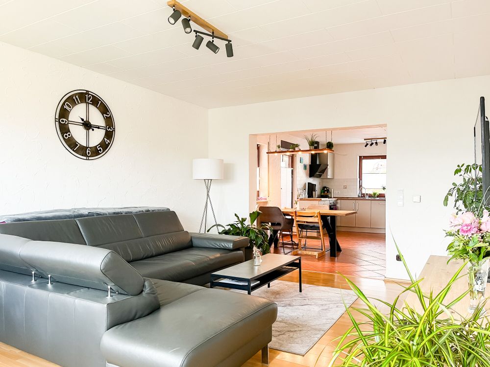 Zweifamilienhaus mit Werkstatt, Garage und Garten mit Weitblick