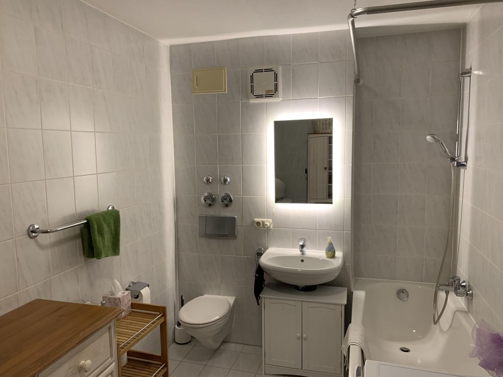 Charmante Dachgeschosswohnung mit Südbalkon und Tiefgaragenstellplatz in Augsburg-Oberhausen