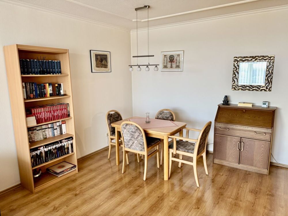 Lichtdurchflutete Eigentumswohnung mit Fernblick
- Tiefgaragenstellplatz+Außenstellplatz & Küche -