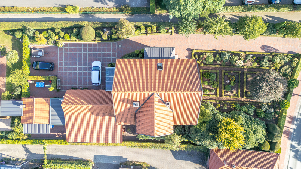 Saniertes, denkmalgeschütztes Wohnhaus mit Garten, Nebengebäuden u. Garage im Herzen von Wiefelstede