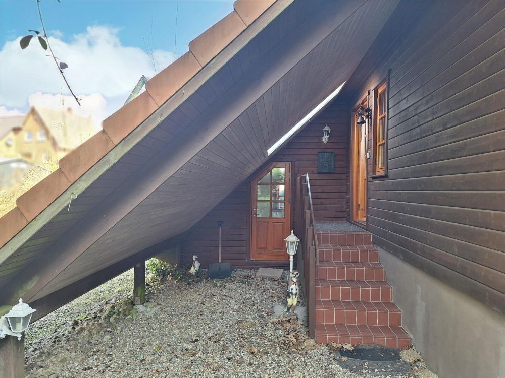 Zauberhaftes Holzbohlenhaus mit Einliegerwohnung in Mohrkirch