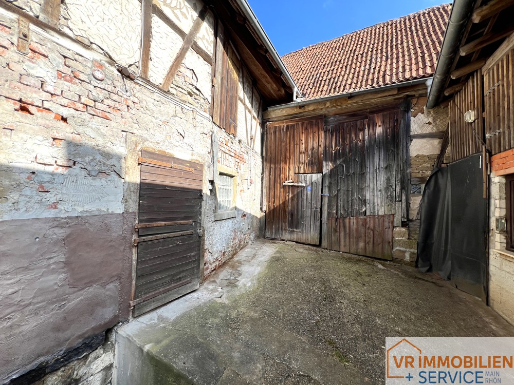 Einfamilienwohnhaus mit Nebengebäuden und Scheune im Ortskern von 97702 Seubrigshausen!