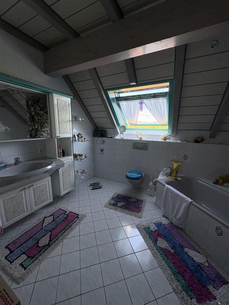 Zwei Wohnhäuser auf großem Grundstück