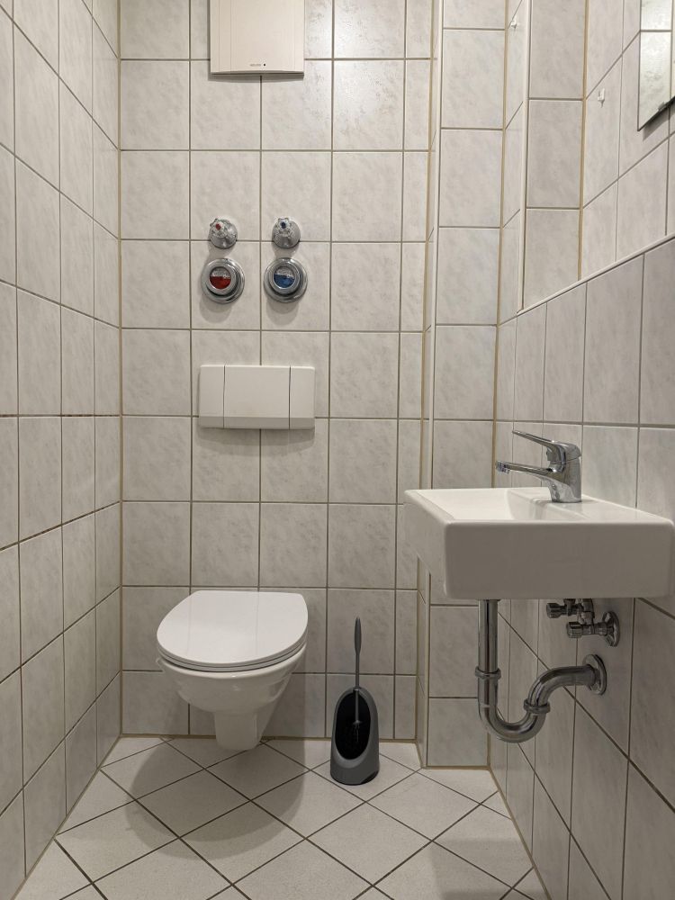 Charmante Dachgeschosswohnung mit Balkon und Blick ins Grüne