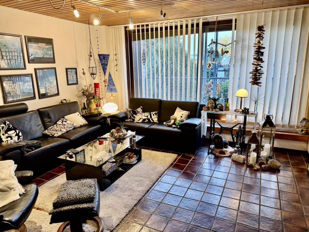 Architektur mit Charakter
großzügiges Split-Level-Haus mit 
separaten Vordergebäude, Garten & Garage