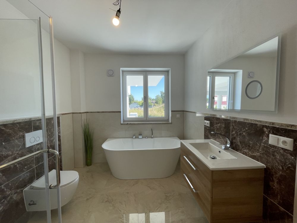 ERSTBEZUG !!!  - Es fällt keine zusätzliche Käuferprovision an!
Große, Sonnige Erdgeschosswohnung