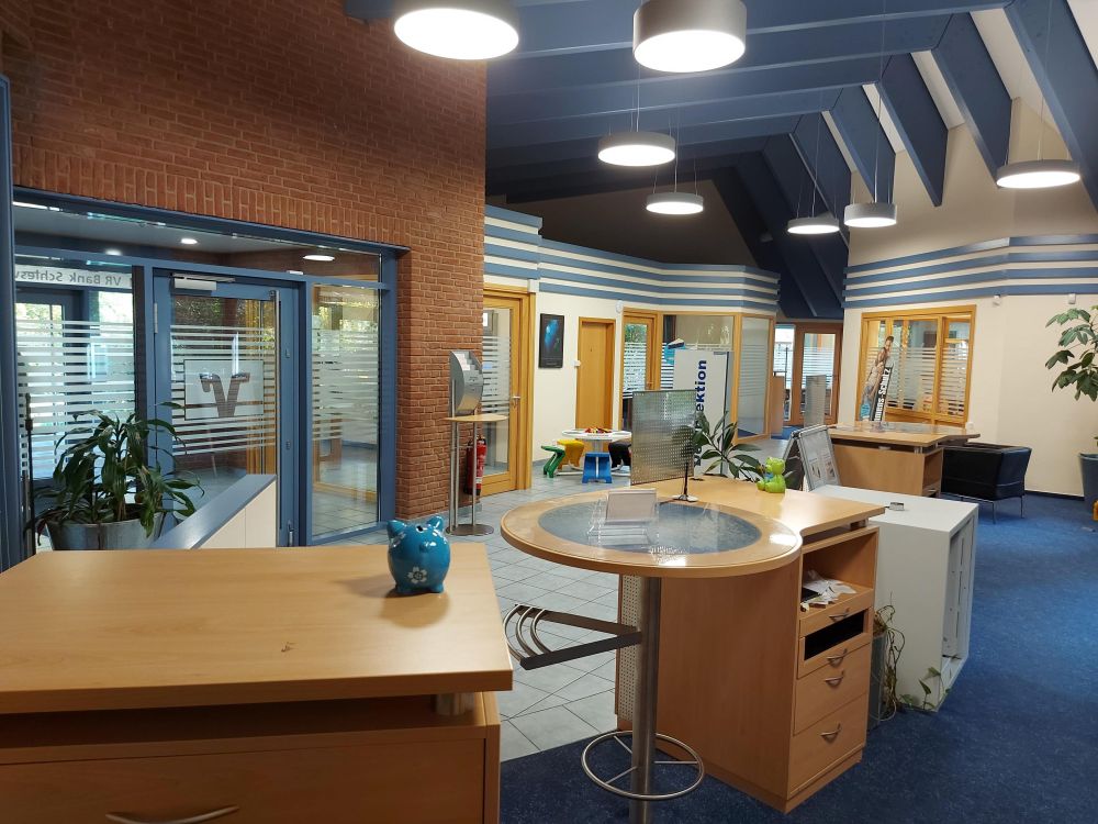 Gut durchdachtes, ehemaliges Bankgebäude mit 10 Stellplätzen im Ortsteil Innien