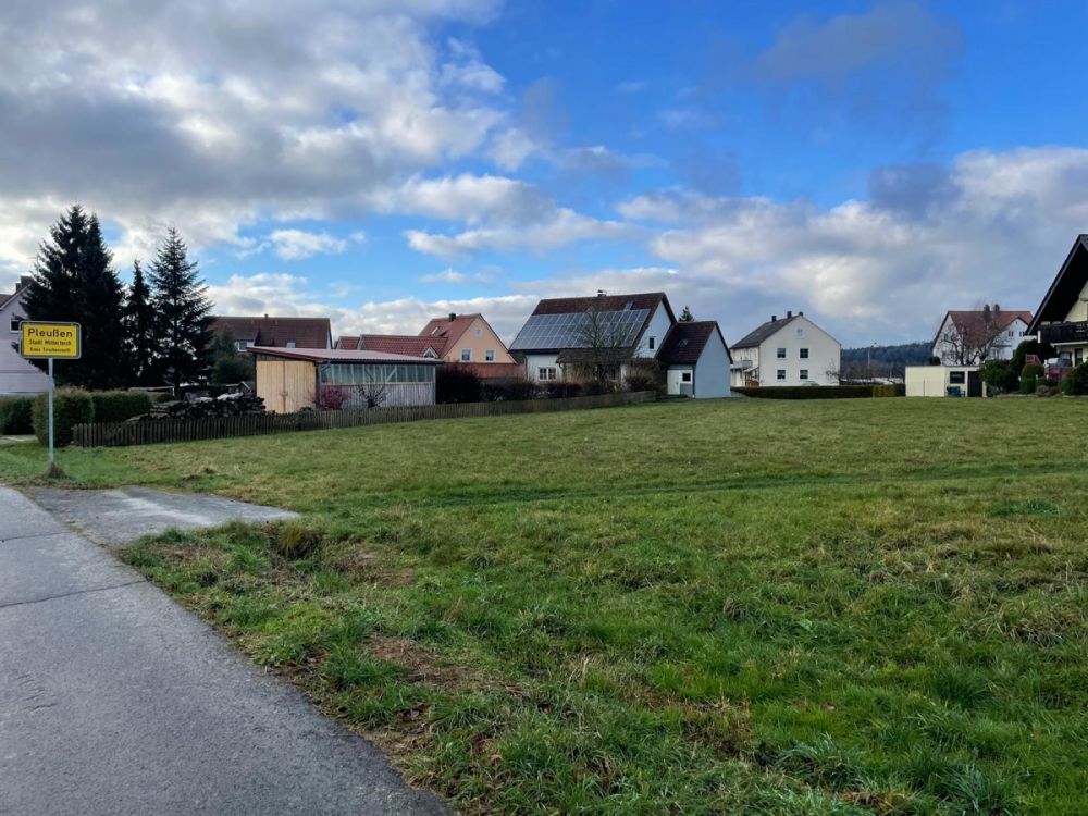 Baugrundstück und landwirtschaftliche Grünflächen mit guter Anbindung in Pleußen zu verkaufen