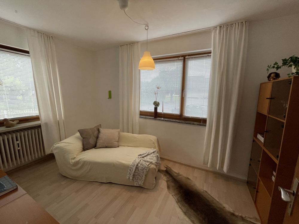 Zentral gelegenes Zweifamilienhaus mit viel Platz und schönem Garten!