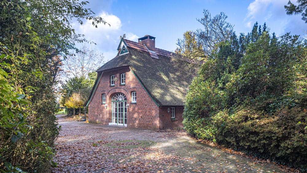 Exklusives und gepflegtes Reetdachanwesen mit Pferdestall in ländlicher Lage von Bad Zwischenahn