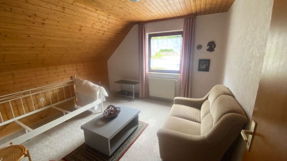 Großzügiges Zweifamilienhaus an Ortsrandlage