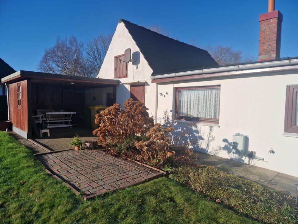 Kleiner Unterstand, der Wind- und Regenschutz bietet