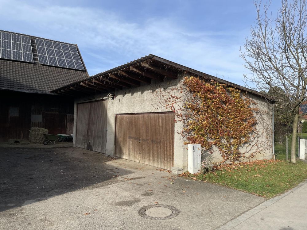 Garagengebäude an Nordgrenze