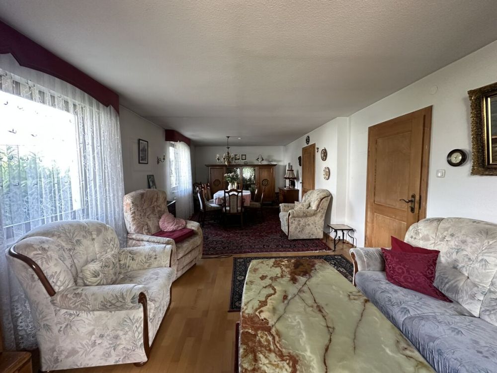 Charmantes Einfamilienhaus mit idyllischem Garten und vielseitigem Nebengebäude