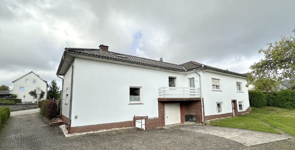 Attraktives Zweifamilienhaus mit großem Grundstück