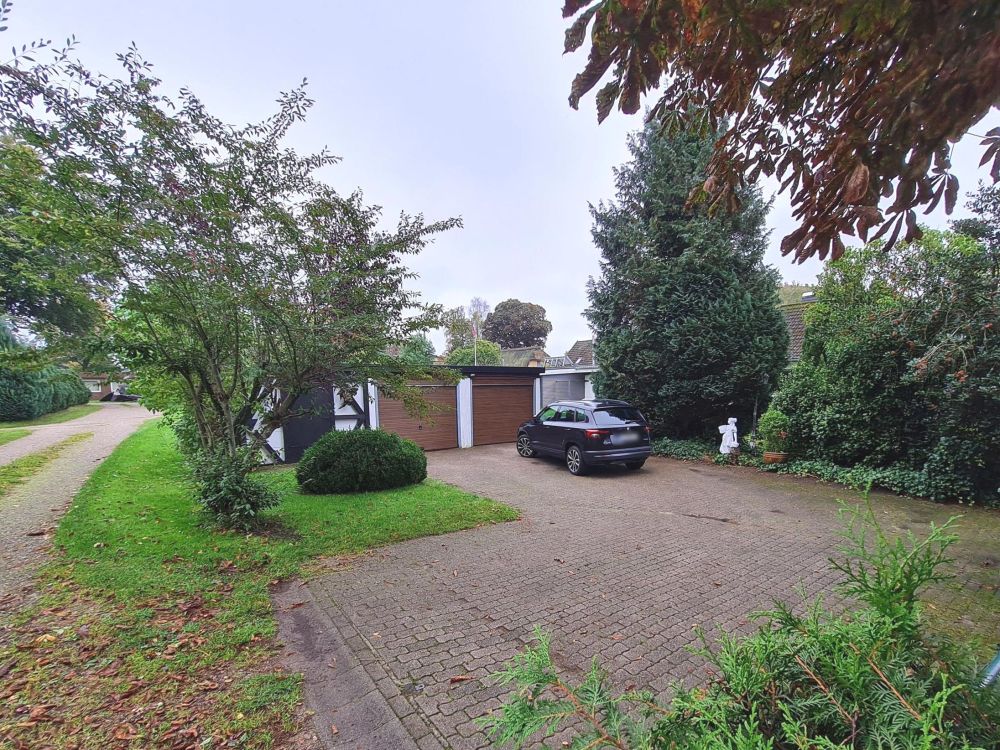 Gepflegter ebenerdiger Bungalow mit schönem Garten und zwei praktischen Garagen