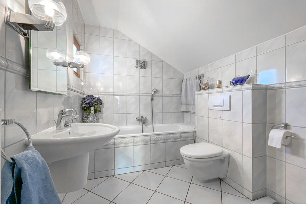 Schickes Vollbad im Dachgeschoss