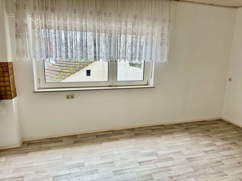 Charmante, gepflegte Immobilie mit Potenzial
Garagen, Carport und Garten