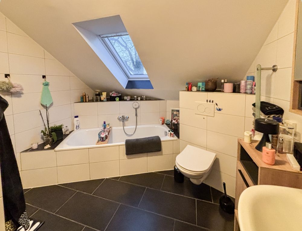 Bad mit Dusche und Badewanne