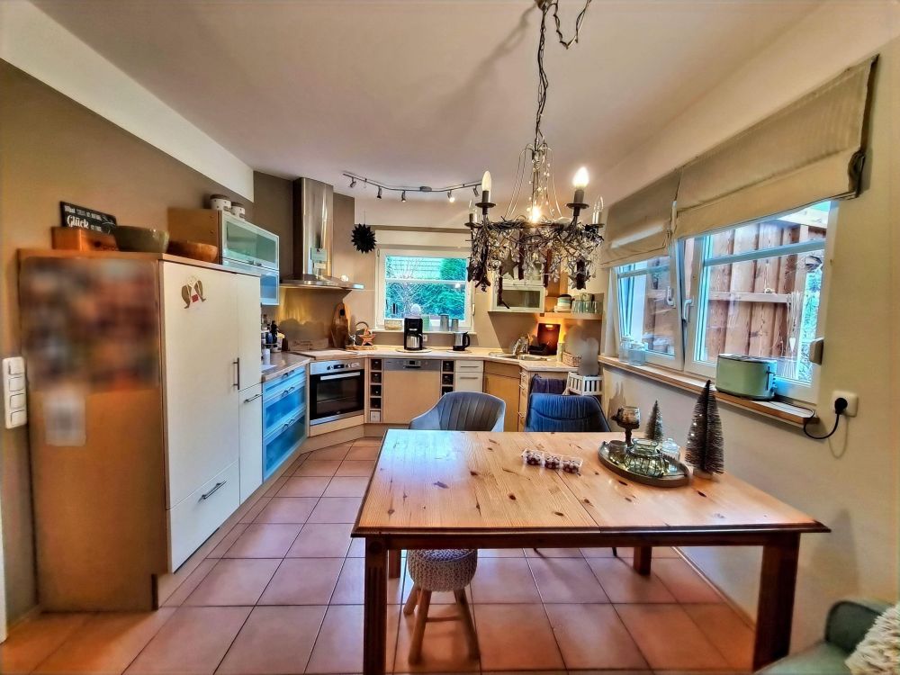 Küche mit Essgelegenheit