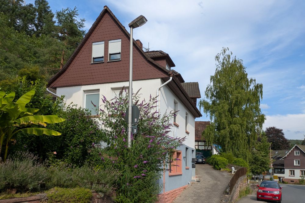 Selbstnutzer & Kapitalanleger aufgepasst:  2-Familienhaus mit Garagentrakt und viel Potential!